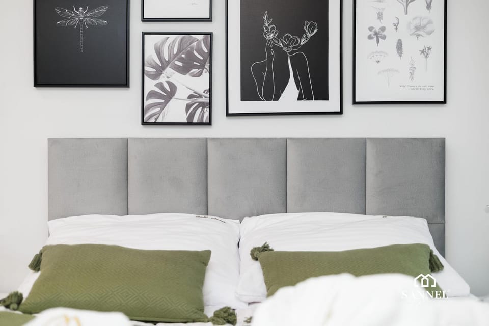 Bed, Photo of the whole room, Decorative detail, On site