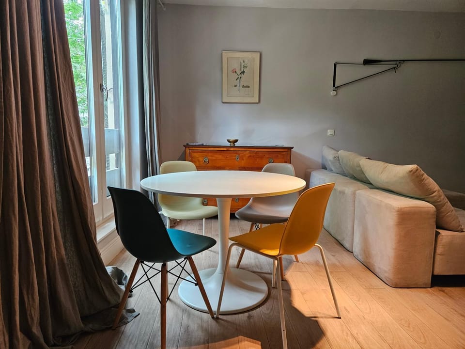 Toilet, Seating area, Dining area