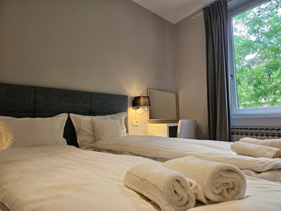 Bed, Bedroom, towels