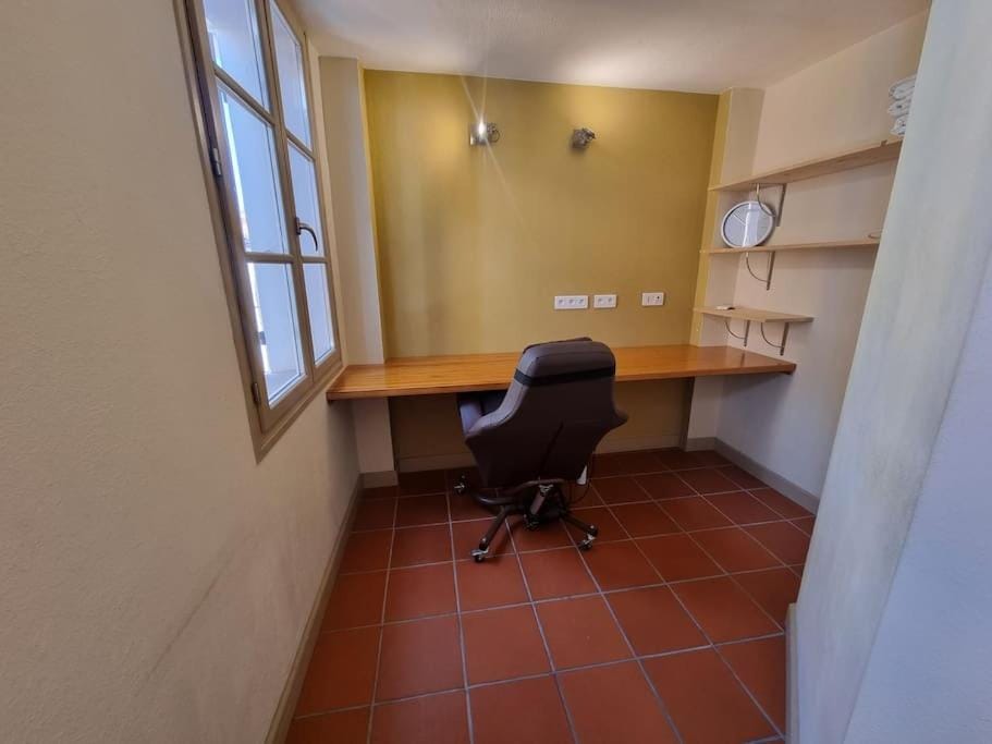 Living room, Business facilities, Seating area, Meeting/conference room