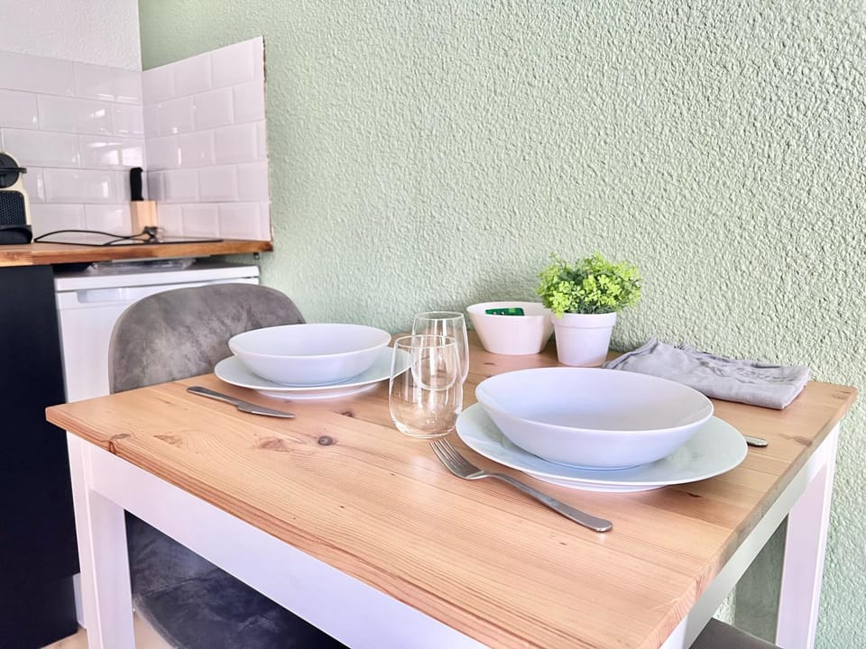 Kitchen or kitchenette, Dining area