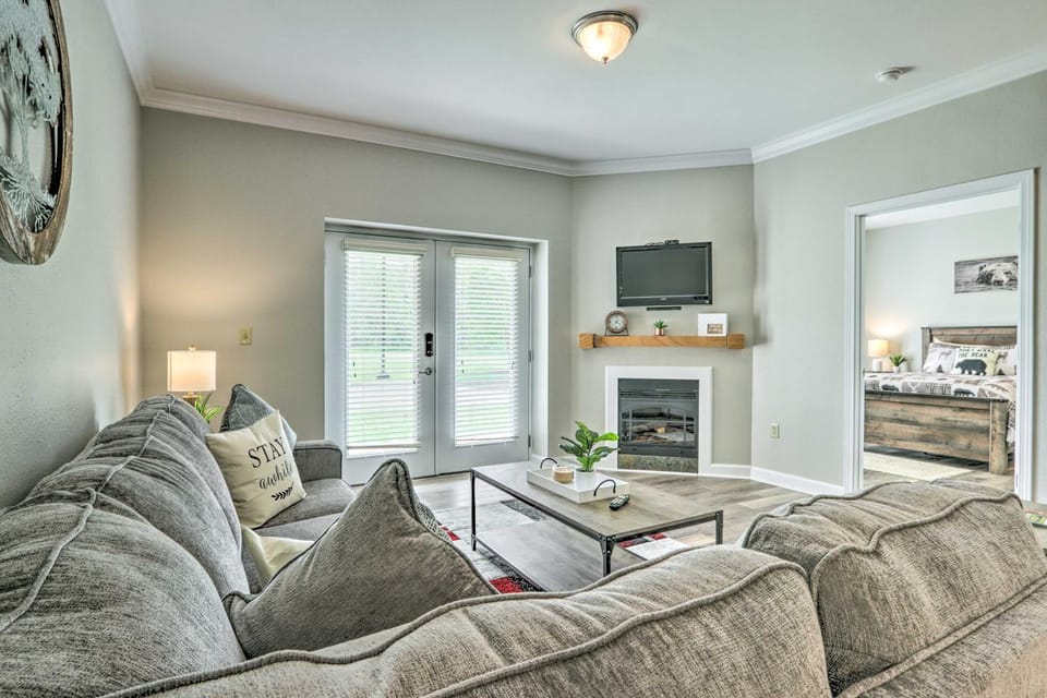 Community Pool Access! Dtwn Pigeon Forge Condo House in Pigeon Forge