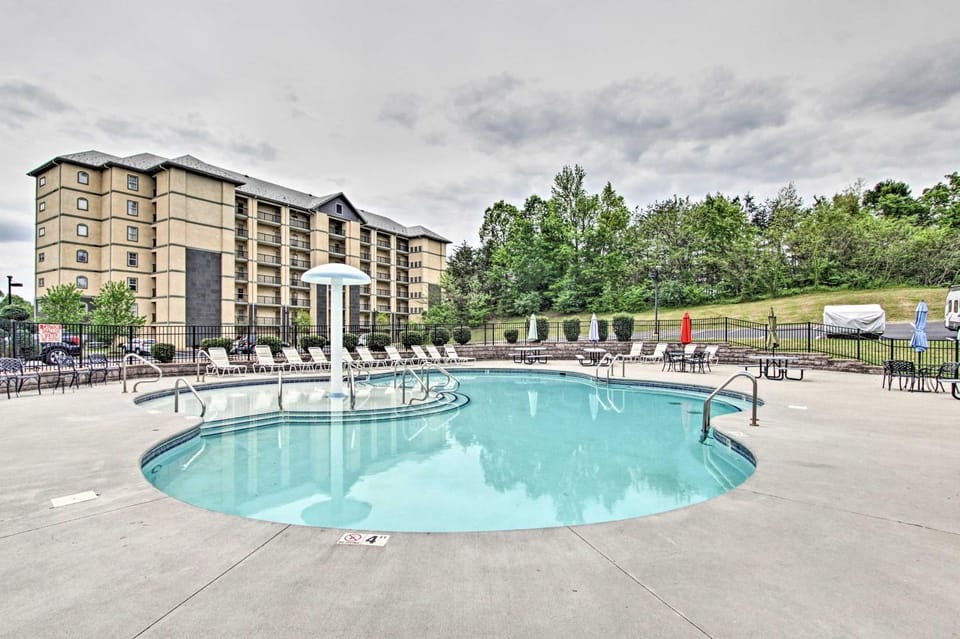 Community Pool Access! Dtwn Pigeon Forge Condo House in Pigeon Forge