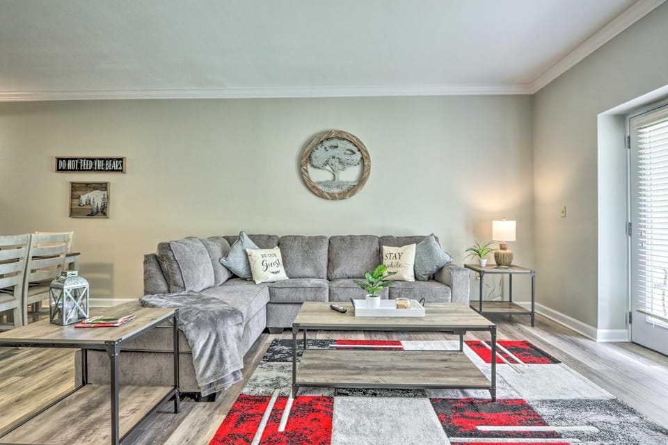 Community Pool Access! Dtwn Pigeon Forge Condo House in Pigeon Forge