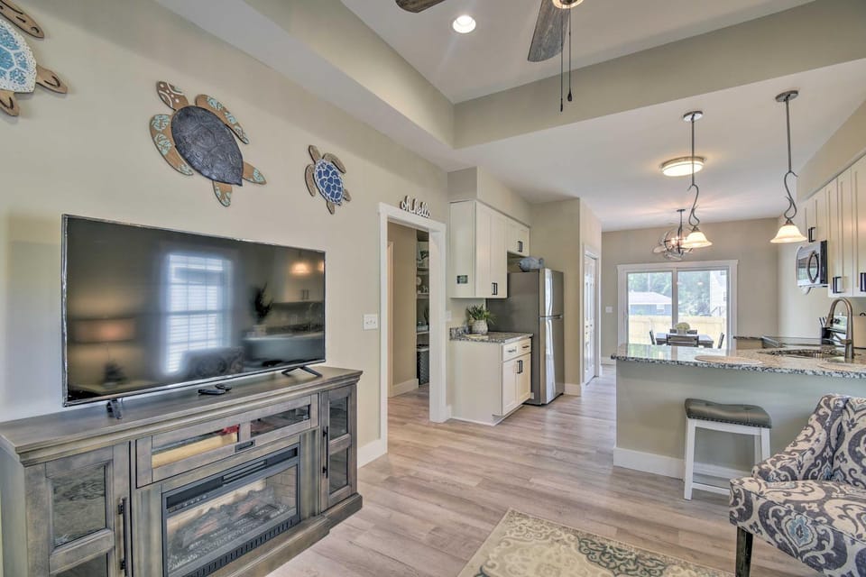 Ocean Isle Beach Home w/ Shared Lanai & Grill House in Ocean Isle Beach