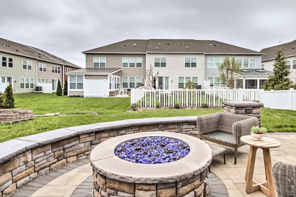 3 Mi to Bethany Beach: Townhome w/ Fire Pit House in Sussex County