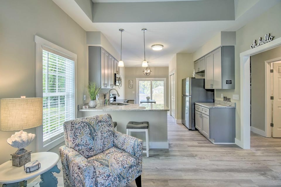 1 Mi to Ocean Isle Beach! Home w/ Shared Lanai House in Ocean Isle Beach
