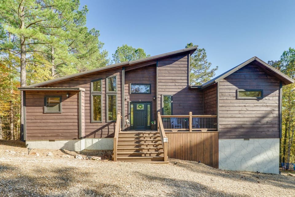 Furnished Deck, Hot Tub! Family Gem in Broken Bow House in Oklahoma