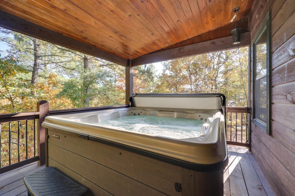 Furnished Deck, Hot Tub! Family Gem in Broken Bow House in Oklahoma