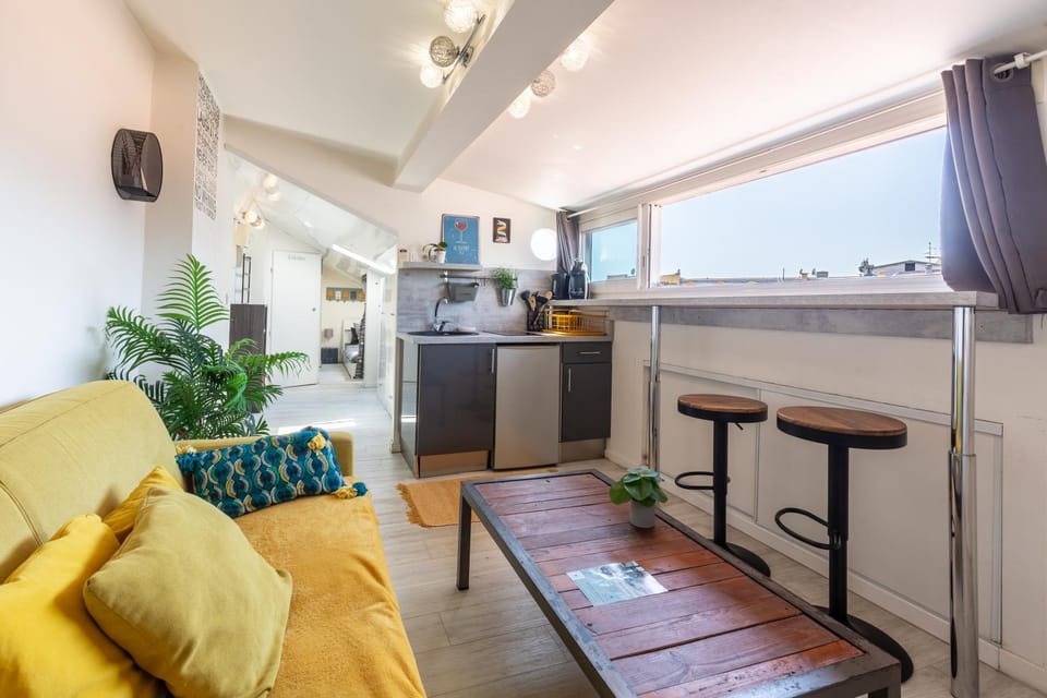 Kitchen or kitchenette, Living room, City view
