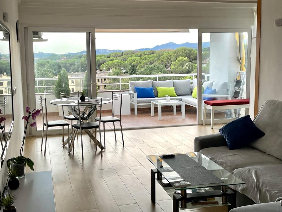 Natural landscape, Balcony/Terrace, Seating area, Dining area, Mountain view