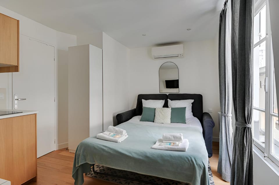 Bed, TV and multimedia, Kitchen or kitchenette, Bedroom, towels
