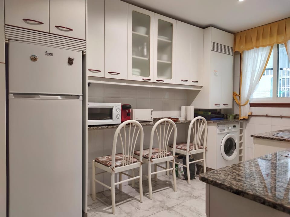 Kitchen or kitchenette, minibar