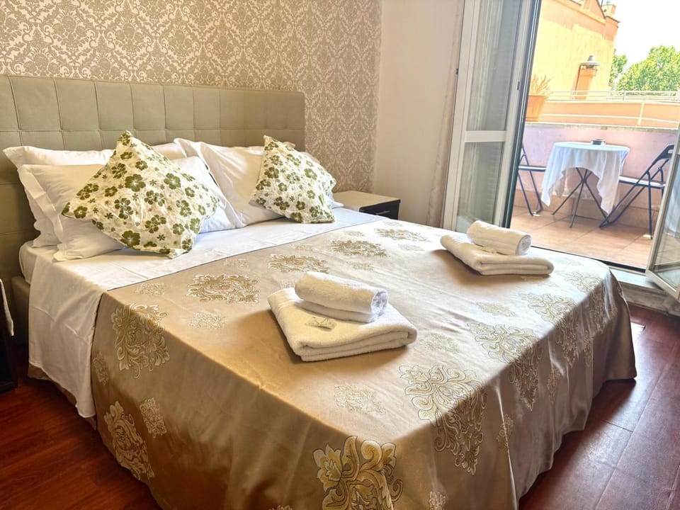 Bed, Bedroom, towels