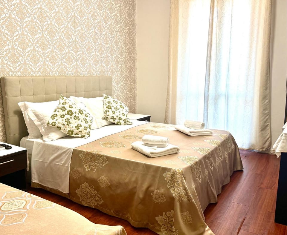 Bed, Bedroom, towels