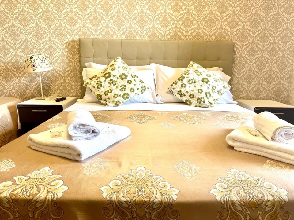 Bed, Bedroom, towels