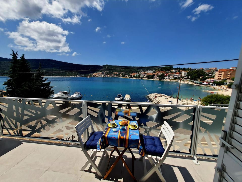 View (from property/room), Balcony/Terrace, River view
