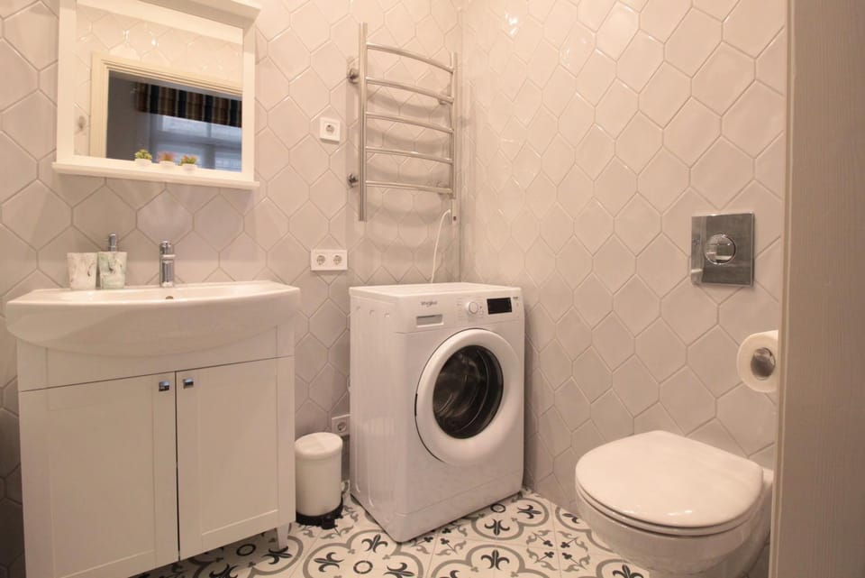 Shower, Toilet, Bathroom, towels, washing machine