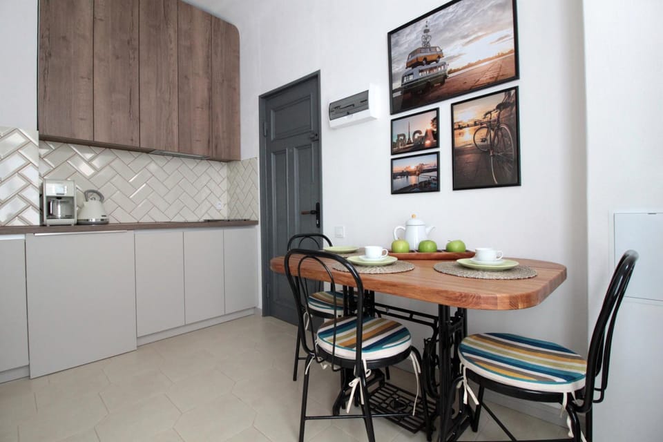 Kitchen or kitchenette, Seating area, Dining area, stove