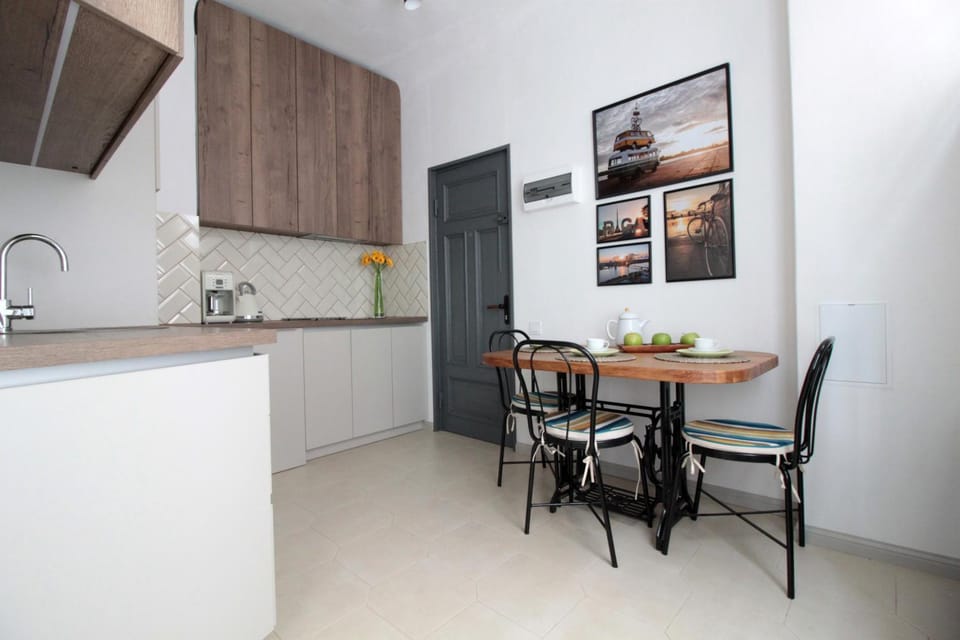 Kitchen or kitchenette, Dining area, stove