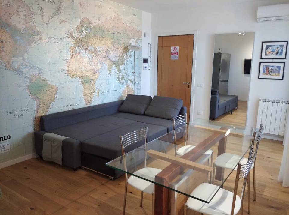 Seating area, Dining area, air conditioner