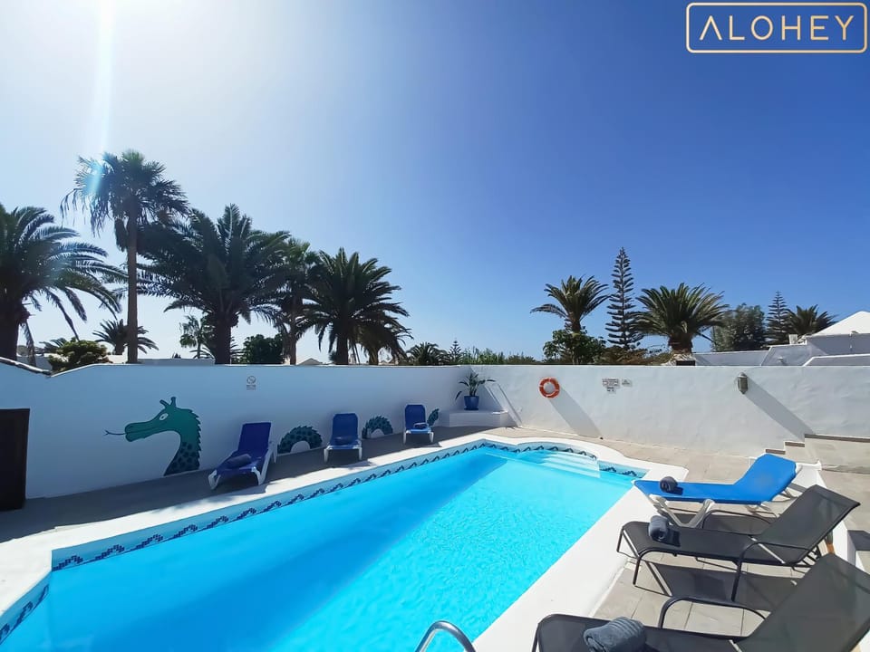 VILLA MAGICA 7 MINUTES WALK TO CENTER WITH POOL AND A/C Villa in Playa Blanca