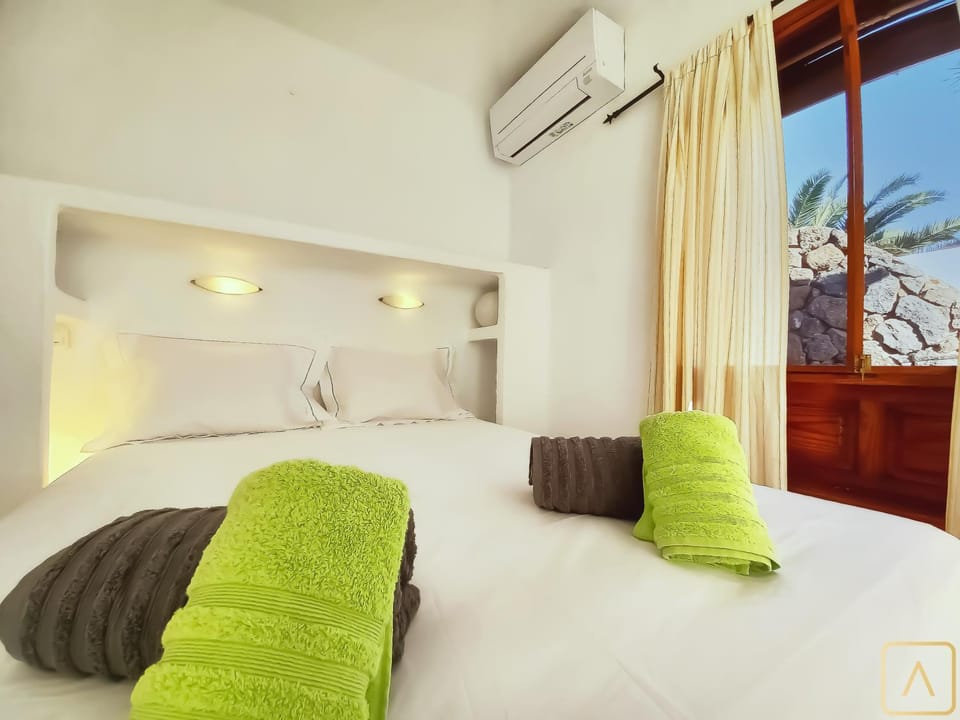 VILLA MAGICA 7 MINUTES WALK TO CENTER WITH POOL AND A/C Villa in Playa Blanca