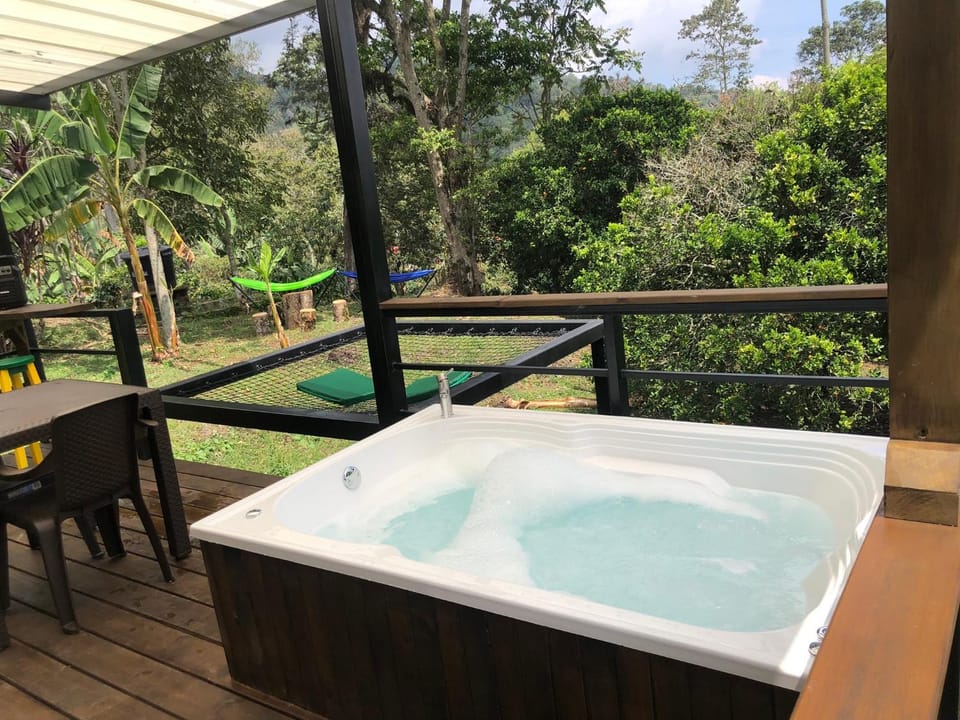 Cabaña tipo glamping en finca cafetera con zonas verdes, avistamiento de aves, paisaje cafetero Chalet in Cundinamarca, Colombia