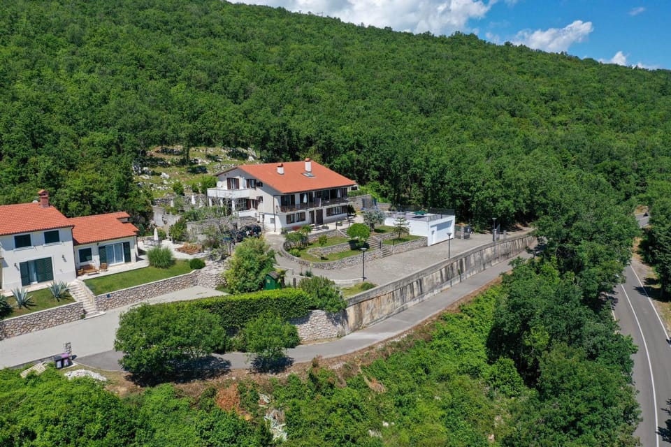 Property building, Day, Neighbourhood, Natural landscape, Mountain view