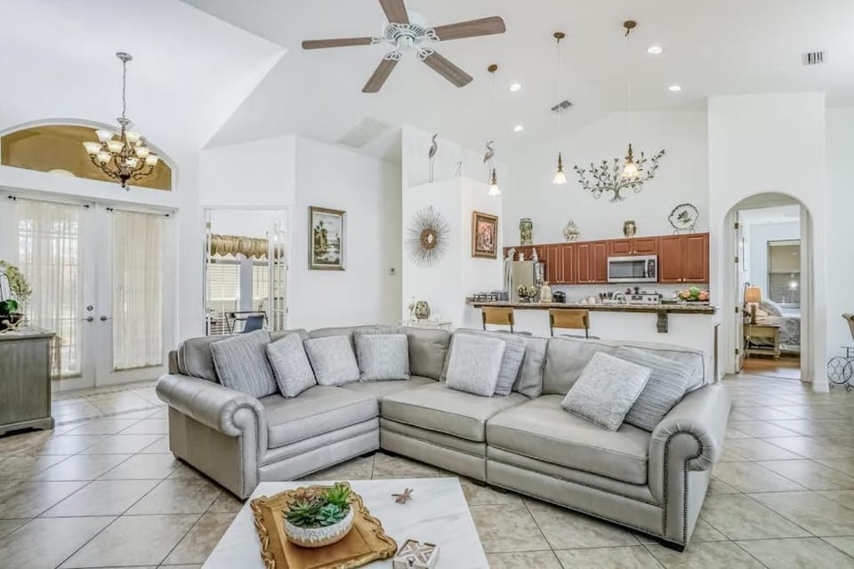 Sunshine Oasis House in Cape Coral