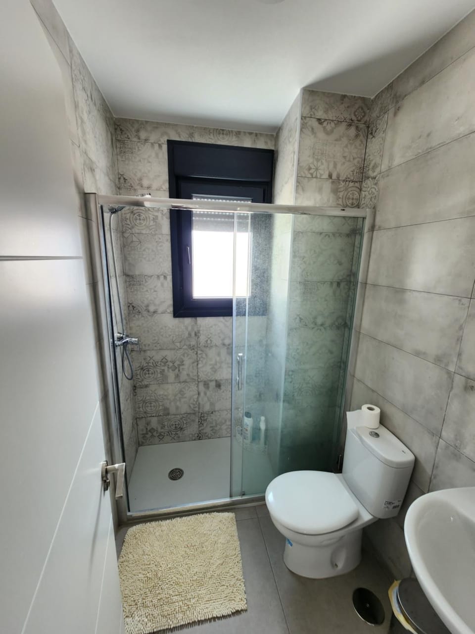 Shower, Toilet