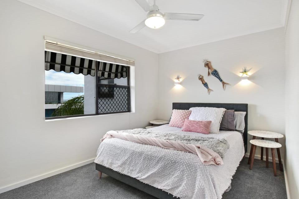 Bed, Photo of the whole room, Bedroom, fireplace