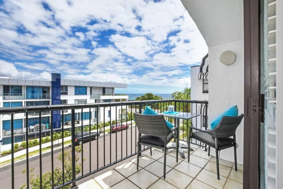 View (from property/room), Balcony/Terrace, Seating area, Landmark view