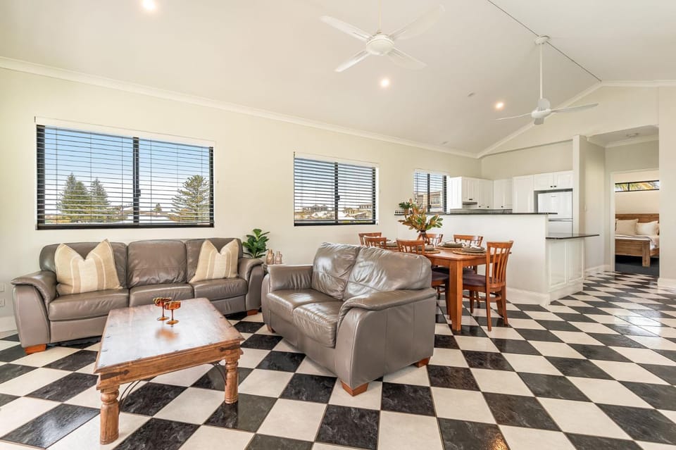 Arcoola 1 - Overlooking Main Beach -Holiday Yamba Apartment in Yamba