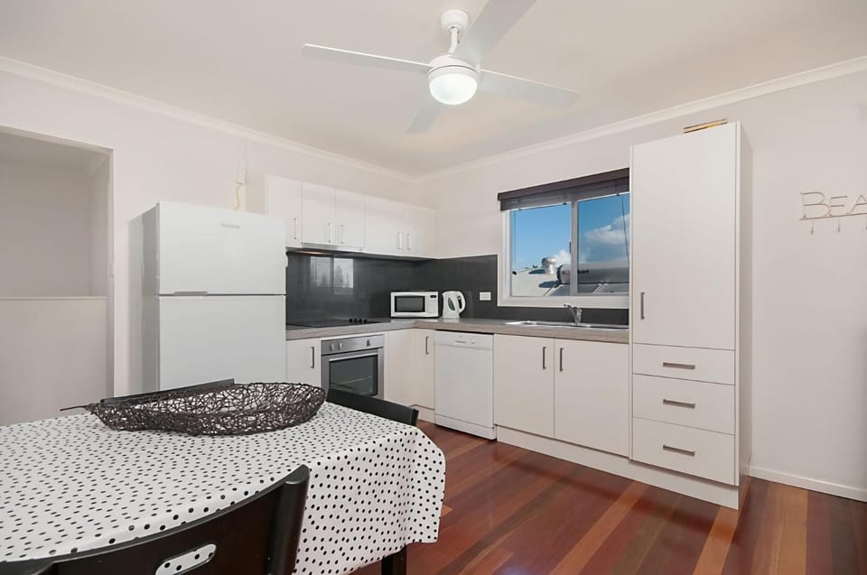 Convent Cottage - Pet-Friendly Stay in the Heart of Yamba - Holiday Yamba House in Yamba