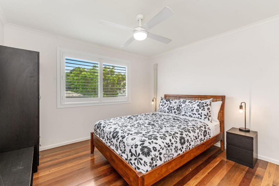 Convent Cottage - Pet-Friendly Stay in the Heart of Yamba - Holiday Yamba House in Yamba