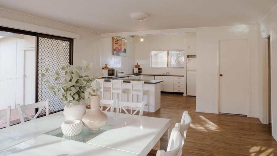 Kitchen or kitchenette, Dining area, dishwasher, oven, pet friendly, stove
