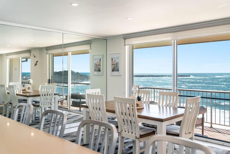 Day, View (from property/room), Balcony/Terrace, Seating area, Dining area, Sea view