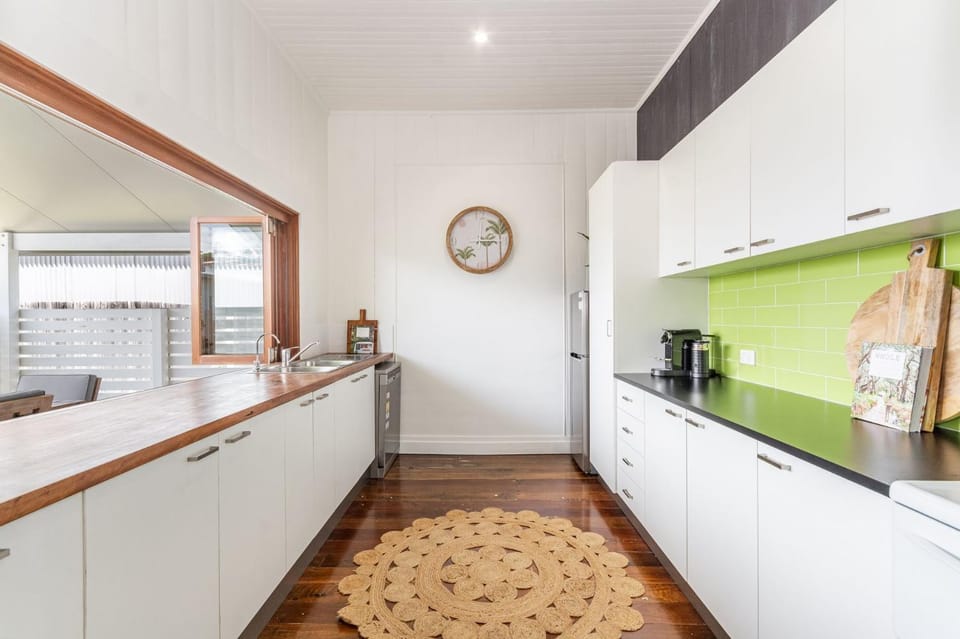 Coffee/tea facilities, Kitchen or kitchenette, dishwasher, stove
