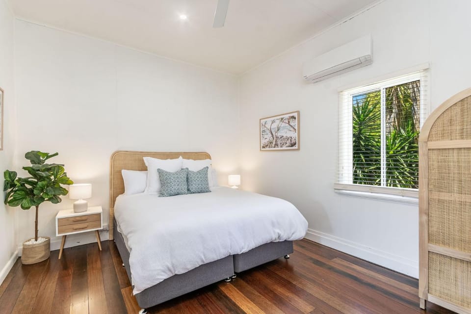 Bed, Photo of the whole room, Bedroom, air conditioner