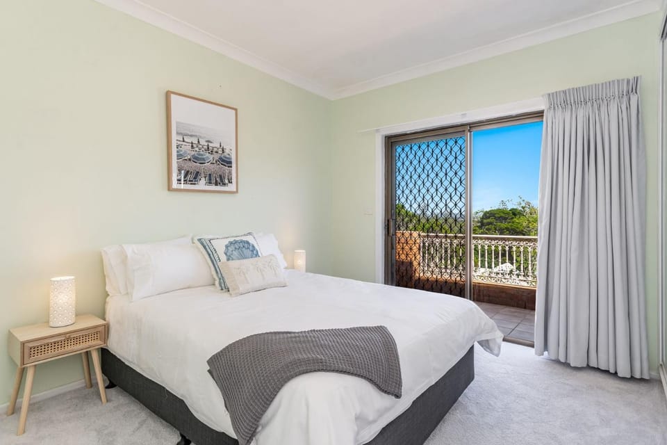 High ON Hill - Big, Bold & Beautiful - Holiday Yamba House in Yamba
