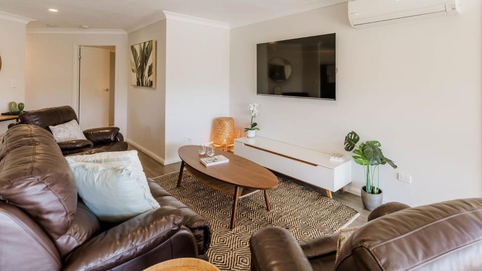 TV and multimedia, Living room, Seating area, air conditioner