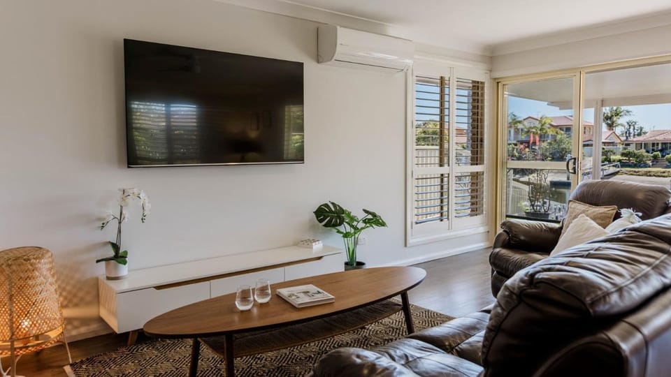 TV and multimedia, Living room, Seating area, air conditioner