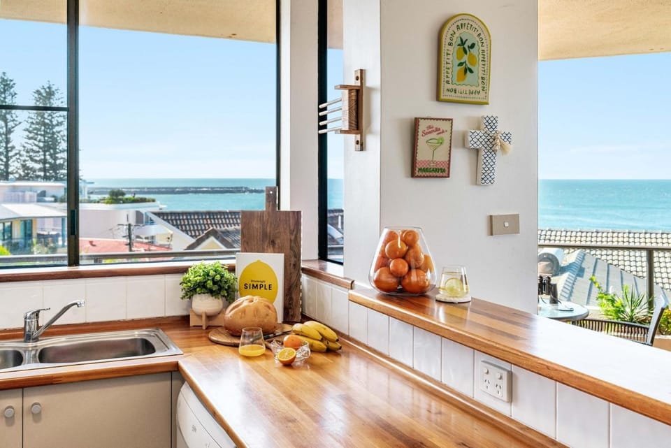 View (from property/room), Kitchen or kitchenette, Sea view