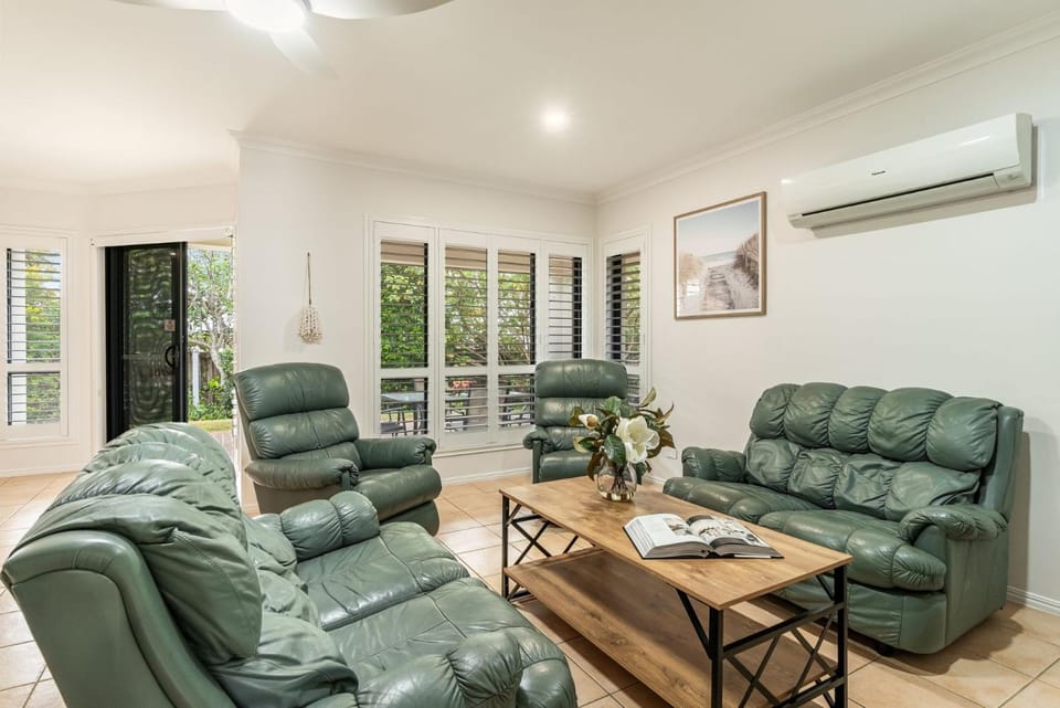 TV and multimedia, Living room, Seating area, air conditioner