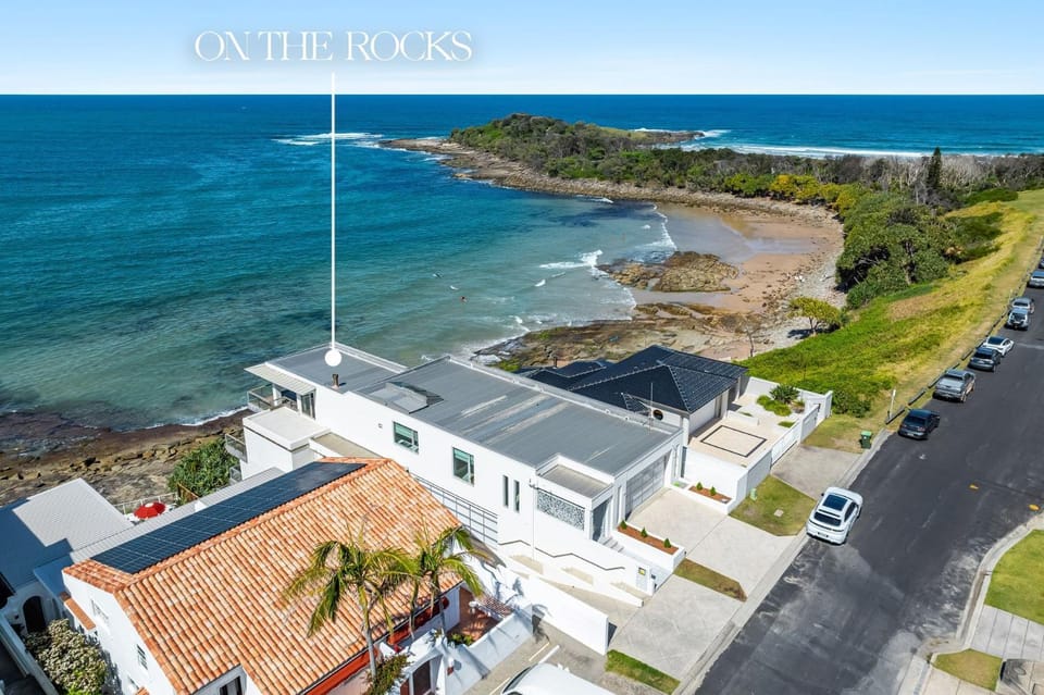 Property building, Nearby landmark, Neighbourhood, Bird's eye view, Beach, Sea view, Street view, Location, Parking