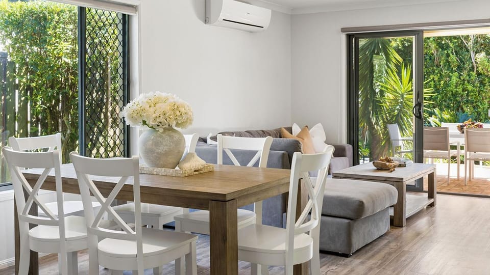 Living room, Seating area, Dining area, air conditioner