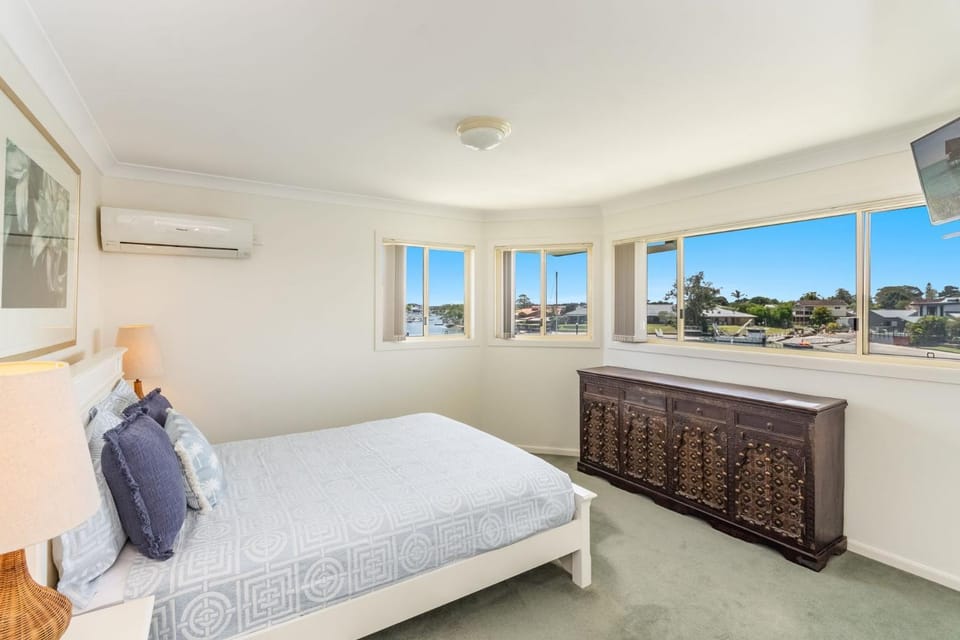 Bed, TV and multimedia, Bedroom, air conditioner