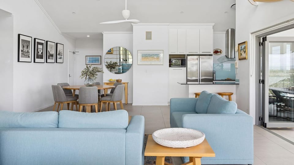 Kitchen or kitchenette, Living room, Seating area, Dining area