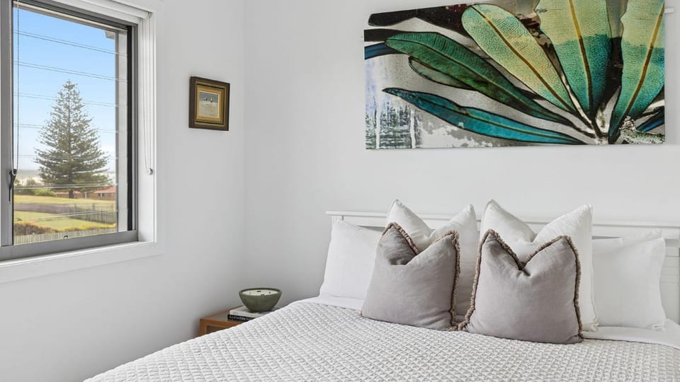 Bed, Photo of the whole room, Decorative detail, Bedroom